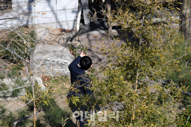 [포토]박 前 대통령 삼성동 사저 주변 점검하는 경호 관계자들