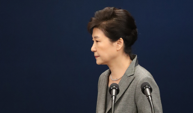 '파면' 朴, 13일 靑퇴거 관측..'승복 메시지' 발신 희박