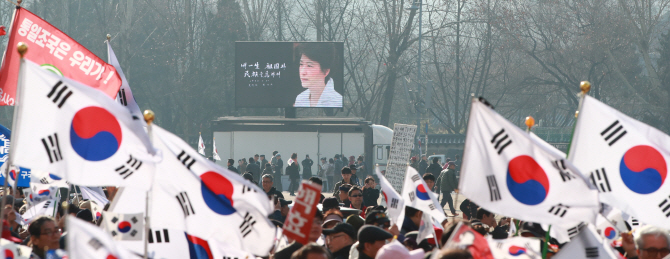 탄핵 촛불·태극기 집회 4월17일 이후 금지..안희정·이재명 활동도 제약(종합)