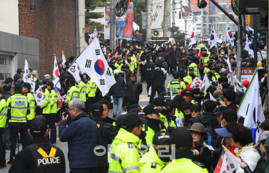 친박단체 경찰과 '충돌'…폭력시위에 사저 앞 '아수라장'