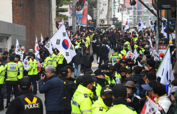 친박단체 경찰과 '충돌'…폭력시위에 사저 앞 '아수라장'