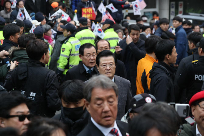 박근혜 청와대 퇴거...이원종·이병기·허태열 전 비서실장 삼성동 집결(속보)