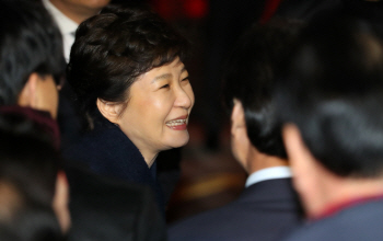 웃으며 삼성동 사저로 들어간 '파면 대통령' 박근혜(상보)