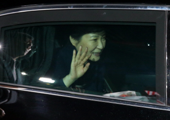 1476일만에 사저로 돌아온 朴…웃으며 지지자들과 악수도