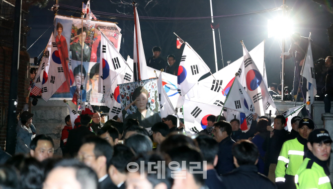 [포토]태극기와 현수막에 막힌 취재진