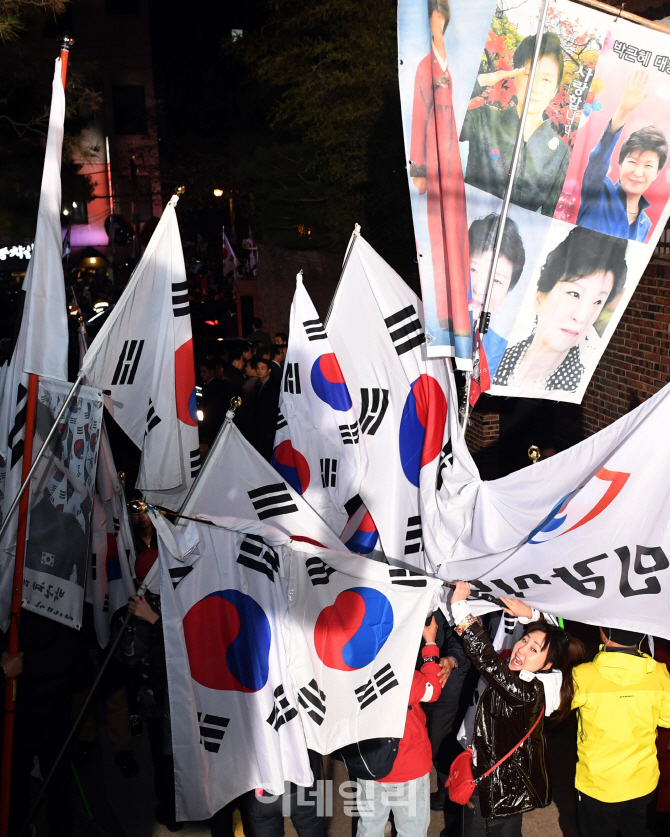 [포토]태극기와 현수막으로 취재 방해하는 박 전 대통령 지지자들