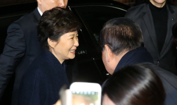닮은 듯 다른 듯...박근혜 골목성명 VS 전두환 골목성명