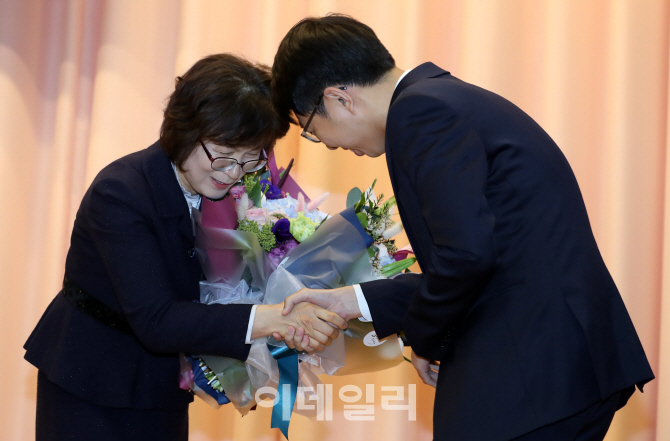 [포토]인사하는 이정미 헌법재판소장 권한대행