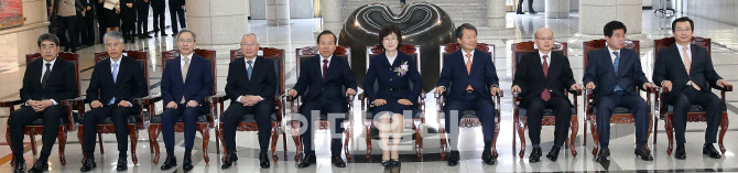 [포토]퇴임 기념사진 촬영하는 이정미 권한대행