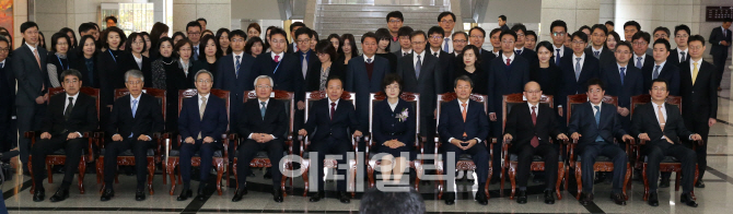 [포토]헌재 식구들과 기념사진 촬영하는 이정미 권한대행