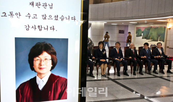 [포토]이정미 재판관님, 그 동안 수고하셨습니다