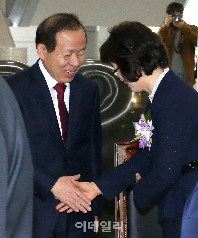 [포토]김이수 재판관과 인사 나누는 이정미 헌법재판소장 권한대행