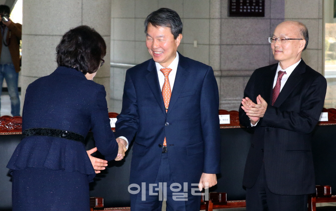 [포토]재판관듷과 인사 나누는 이정미 헌법재판소장 권한대행