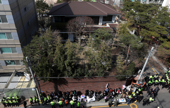 꽃다발로 시작해 폭력으로 끝난 朴지킴이결사대 농성(종합)