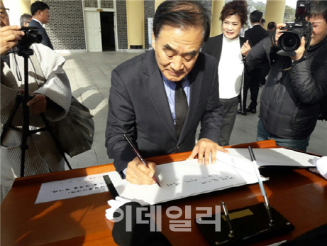 이재오, 대선후보 수락 이후 첫 행보…애국지사·순국선열 추모