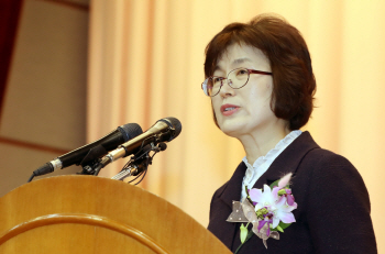 [줌인]사흘간 버틴 박근혜, 9분만에 떠난 이정미