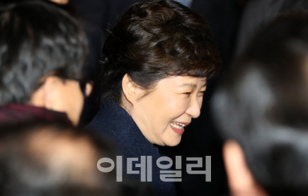 “사전조율, 예우없다” 검찰, 朴수사 강공…내일 오전 소환일 통보