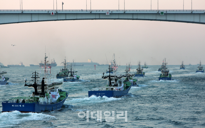 [포토]부산 앞바다 어선 4만여척 해상시위.."바닷모래 채취 반대"