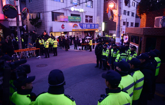 "야 이리와" 학생에 폭언…뿔난 학부모들 '朴 사저앞 집회 금지' 탄원(종합)
