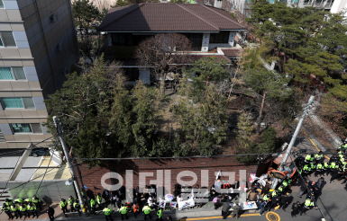 강남구청장 朴 사저에 화환 보냈나… 구청 “사실무근”