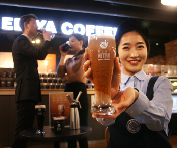 “맥주처럼 거품까지 마신다”..커피전문점, 올해 ‘질소커피’로 쿨한 경쟁