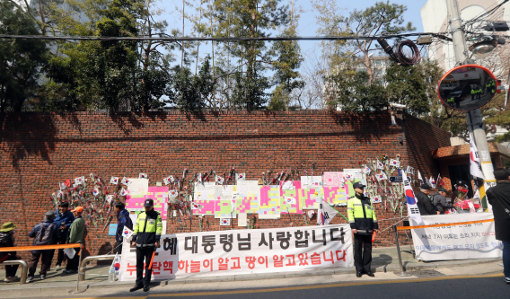 "등하교, 수업 방해마" 뿔난 강남엄마들에 숨죽인 朴결사대