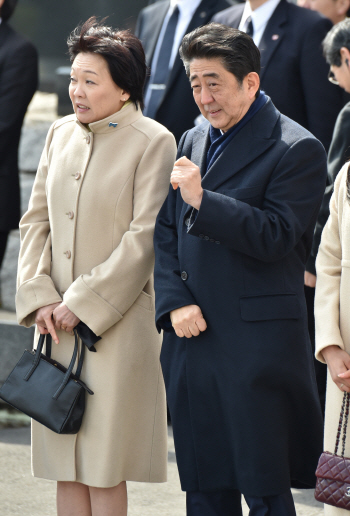 日학교법인 특혜 스캔들 확대에 아베 지지율 10%p '뚝'
