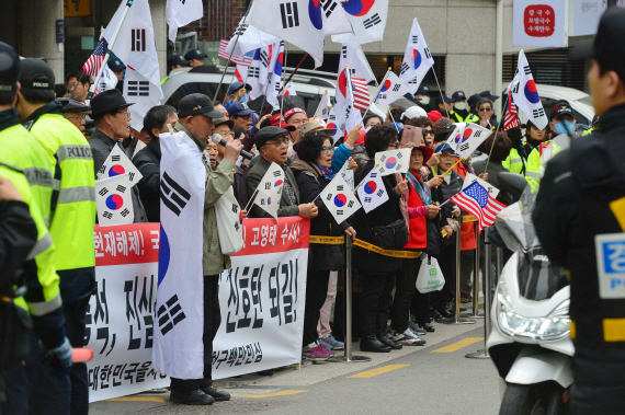 확성기에 나체소동까지…檢 출석 앞둔 朴 자택앞 아수라장