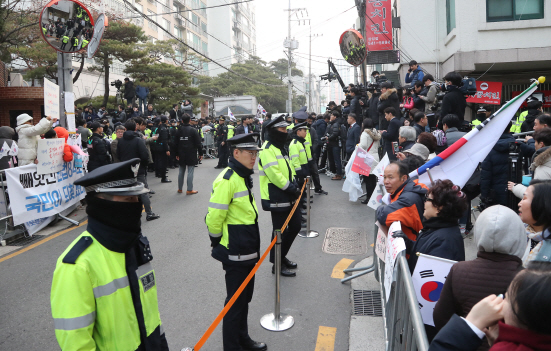 '피의자' 박근혜, 삼성동 자택 출발…靑퇴거 9일만(속보)