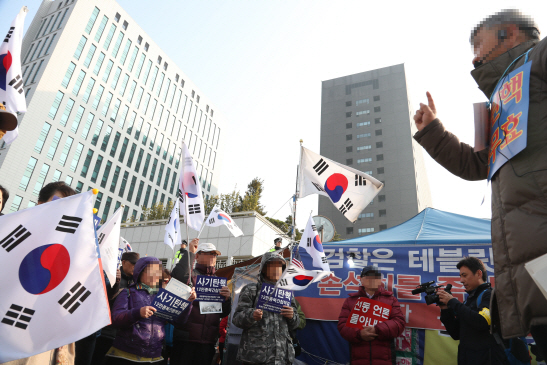 "구속하라" VS "조사 철회" 박근혜 소환 중앙지검 북새통