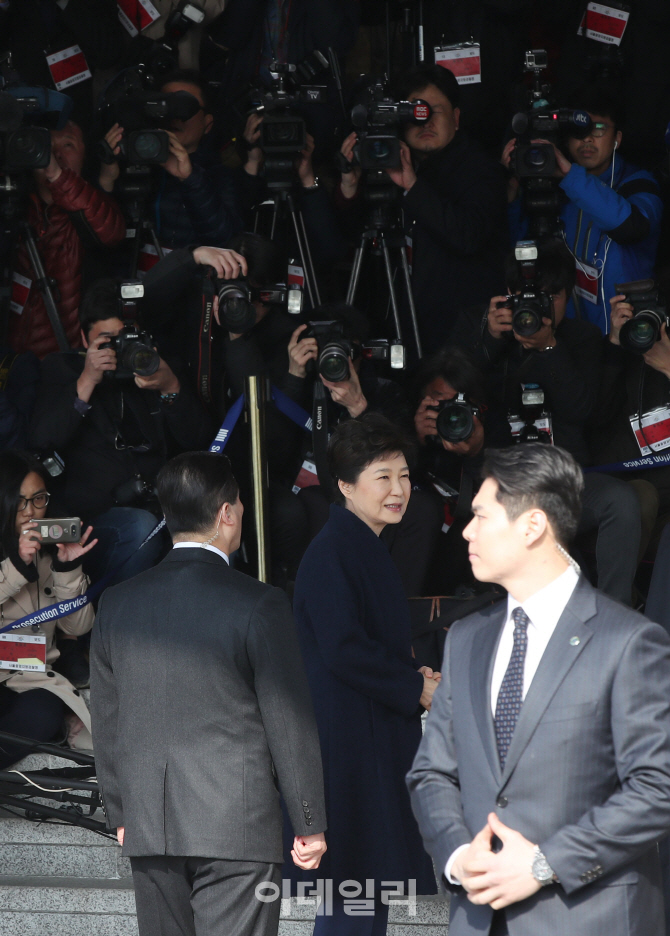 [포토]검찰청사 앞 '피의자' 박근혜 전 대통령
