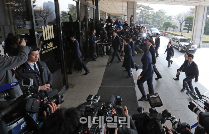 [포토]검찰 조사실 들어서는 박근혜 전 대통령