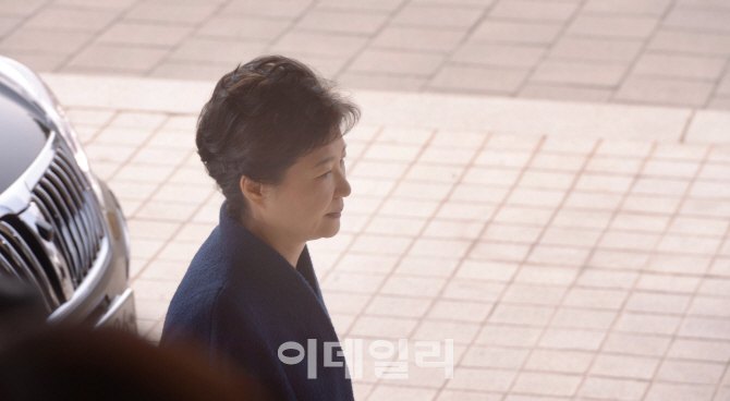 [포토]검찰 조사실 들어서는 '피의자' 박근혜 전 대통령