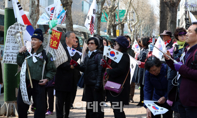 [포토]검찰 앞에 모인 박근혜 전 대통령 지지자들