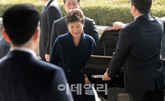 검찰, 7시10분부터 朴 재조사…저녁메뉴는 ‘죽’