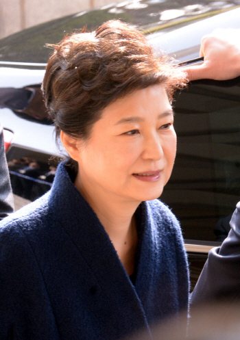 朴, 고강도 조사후 21시간만에 귀가..묵묵부답(종합2보)