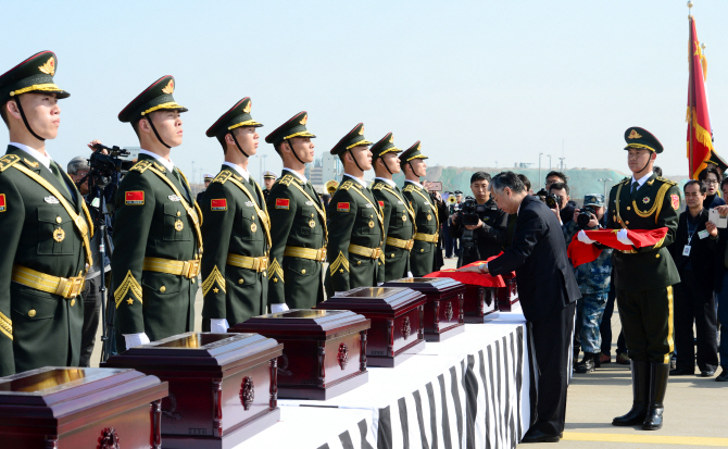 中 '사드 보복'에도 국방부 6.25 중국군 유해 28구 추가 송환