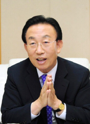 김관용 “세월호 방명록에 ‘고맙다’ 쓴 문재인 사과해야”