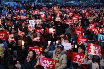 둘로 나뉜 광장…"朴구속해야" vs "구속시 전면 투쟁"(종합)