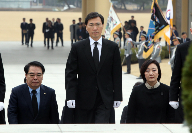 "이등병 월급 30만원...안희정, 천안함 7주기 국방개혁 5대 과제 제안
