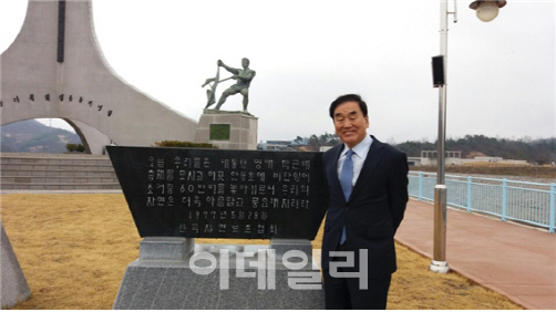 독재자의 딸 vs 오만의 극치…이재오·박근혜 악연의 기원은?