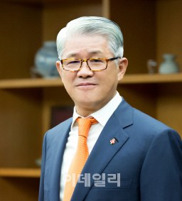 SK네트웍스, 가전·車 해외영업 강화..최신원 회장의 묘안