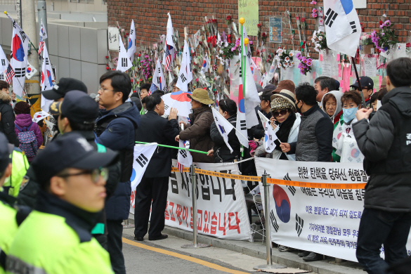 "세월호 유가족도 구속하라" 朴 영장 청구에 친박단체들 격분