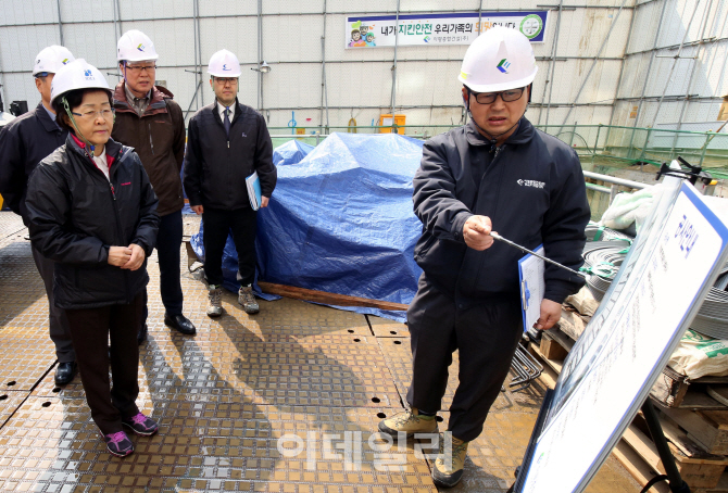 [포토] 해빙기 취약시설 점검하는 신연희 강남구청장