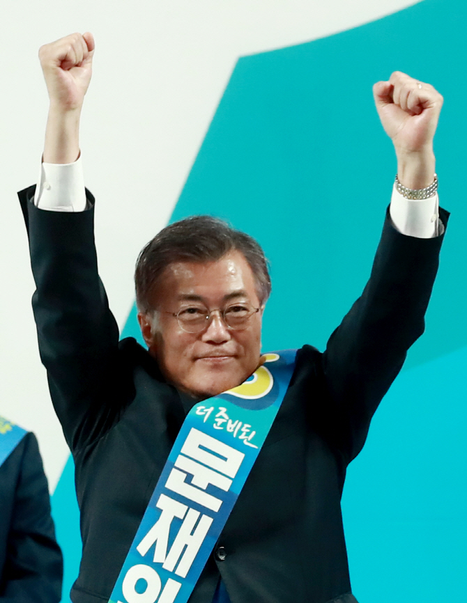 60.2% 얻은 문재인 "기대밖 아주 큰 승리..고맙다"
