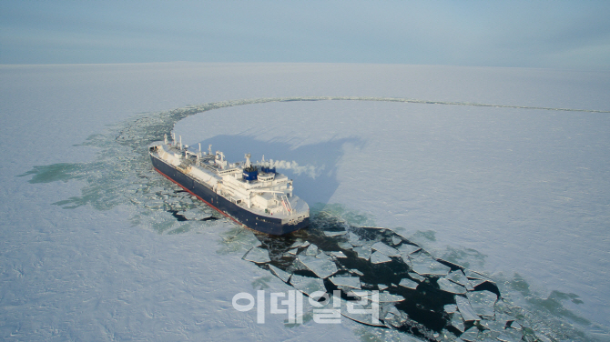 대우조선, 세계 최초 쇄빙LNG선 인도..극지용 선박 경쟁력↑