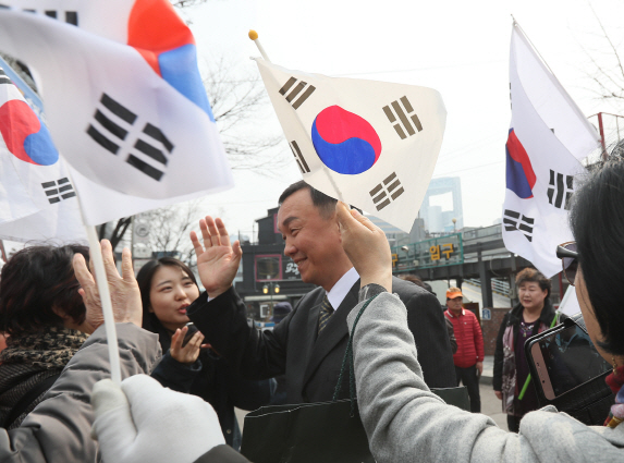 "물러서지 않겠다"…태극기집회 사회자 손상대 경찰조사