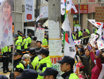 "가짜 친박 가라"…朴결사대 VS 엄마부대 충돌(종합)