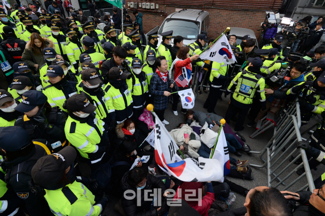 '구속하라' VS '기각하라' 朴 영장심사 장외서 격돌