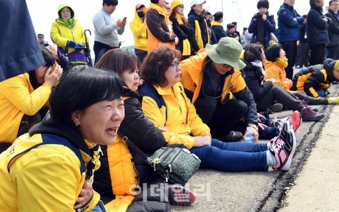 [포토] 세월호 도착보며 오열하는 유가족